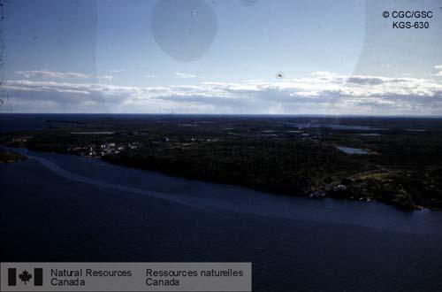 Photo KGS-630 : Opération Thelon. Vue aérienne prise au-dessus de Yellowknife en direction du sud-ouest,  montrant les caractéristiques générales du paysage aux  ...