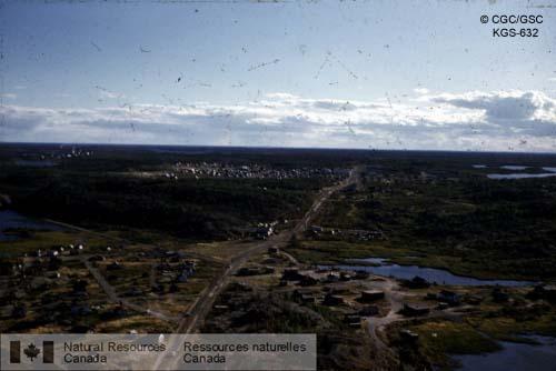 Photo KGS-632 : Opération Thelon. Ancien lotissement urbain de Yellowknife, en avant-plan, et nouveau lotissement urbain, en arrière-plan.