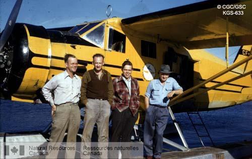 Photo KGS-633 : Opération Thelon.   Yellowknife, à partir du deuxième à gauche : M. J. M. Harrison, M. John C. McGlynn et Steve Homulus.