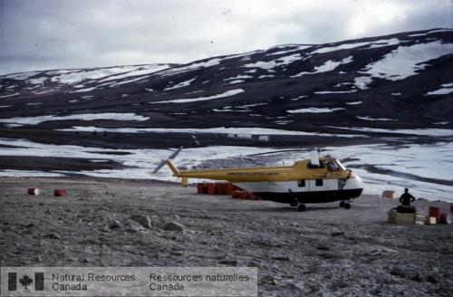 Photo KGS-7 : Hélicoptère HHU, à la cache de carburant, Base 11, baie d'Oske, sud-ouest de l'île d'Ellesmere, mi-juillet 1955