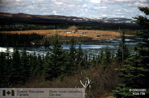 Photo KGS-739 : Labrador. Hydrobase Squaw Lake au lac Knob. Chaîne ferrifère en arrière-plan