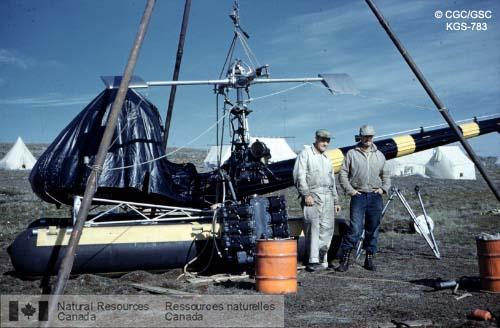 Photo KGS-783 : Opération Keewatin, 1952. Remplacement du moteur d'un hélicoptère (17)