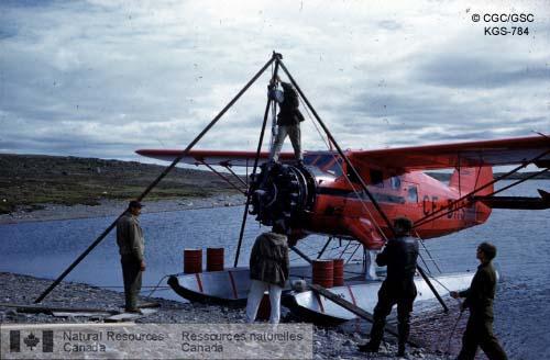 Photo KGS-784 : Opération Keewatin, 1952. Remplacement du moteur d'un avion Norsman