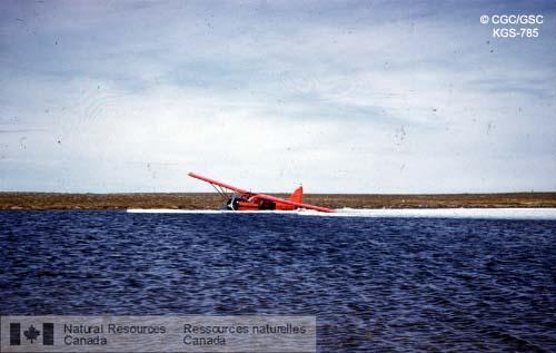 Photo KGS-785 : Opération Keewatin, 1952. Avion Norsman écrasé sur les glaces