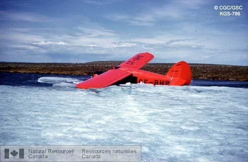 Photo KGS-786 : Opération Keewatin, 1952. Avion Norsman écrasé sur les glaces
