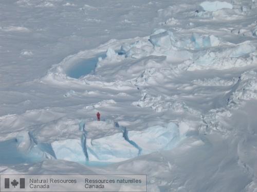 Photo NRCAN-4529 : Dans le cadre d'un projet appuyé par l'ÉPCP, les propriétés de la glace pluriannuelle ont été mesurées pour comprendre sa dégradation durant l'été.  ...